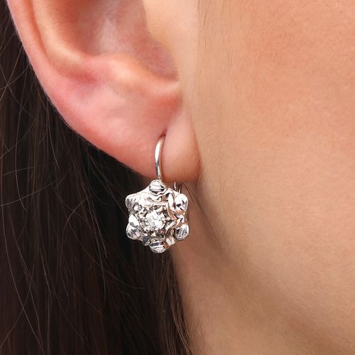 196875-Par de Brinco em Ouro Branco 18k Flor com Diamantes Brancos 196875